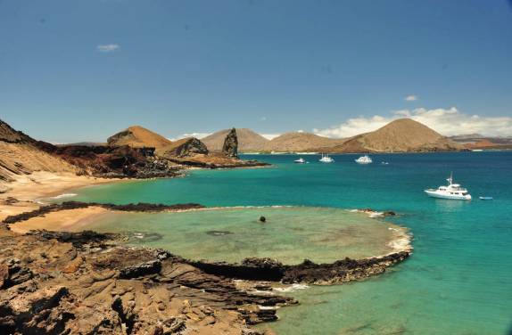 Barcos trazem turistás à Ilha de San Bartolomeu (próxima a Isla de Santiago), em Galápagos
